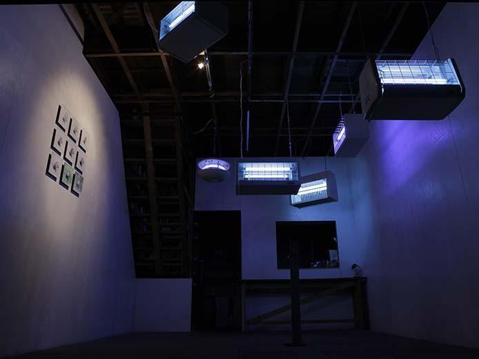 Es una sala de arte que expone el concepto de tecnología y soledad. Reflejando la realidad de las personas que se sumergen en lo tecnológico