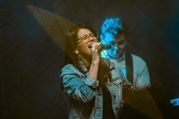 cantante en el escenario