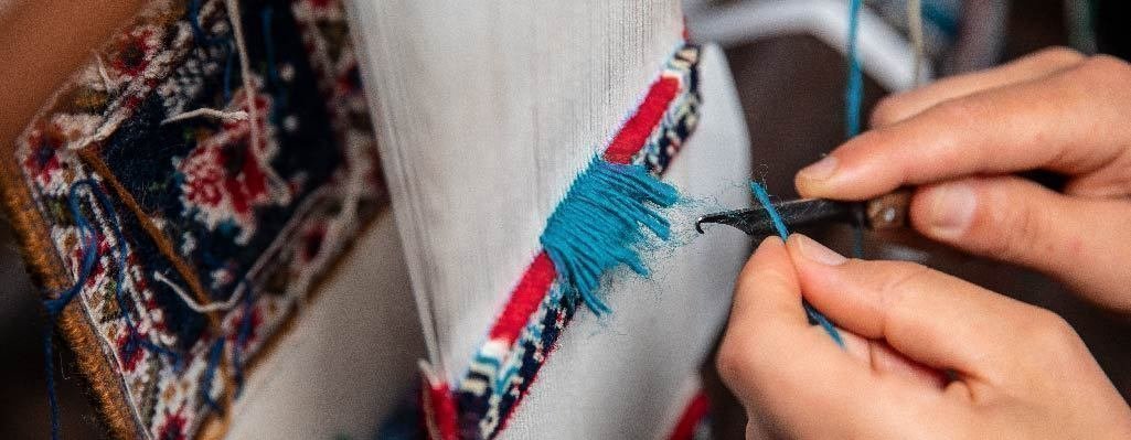 Entre fibras y colores: técnicas de tejido artístico ancestral y contemporáneo para fines decorativos y utilitarios
