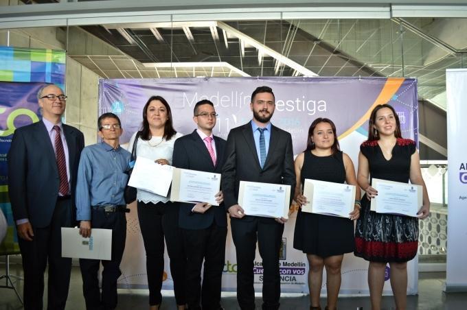 Ganadores de la UPB junto con Mónica Uribe y Santiago Echavarría
