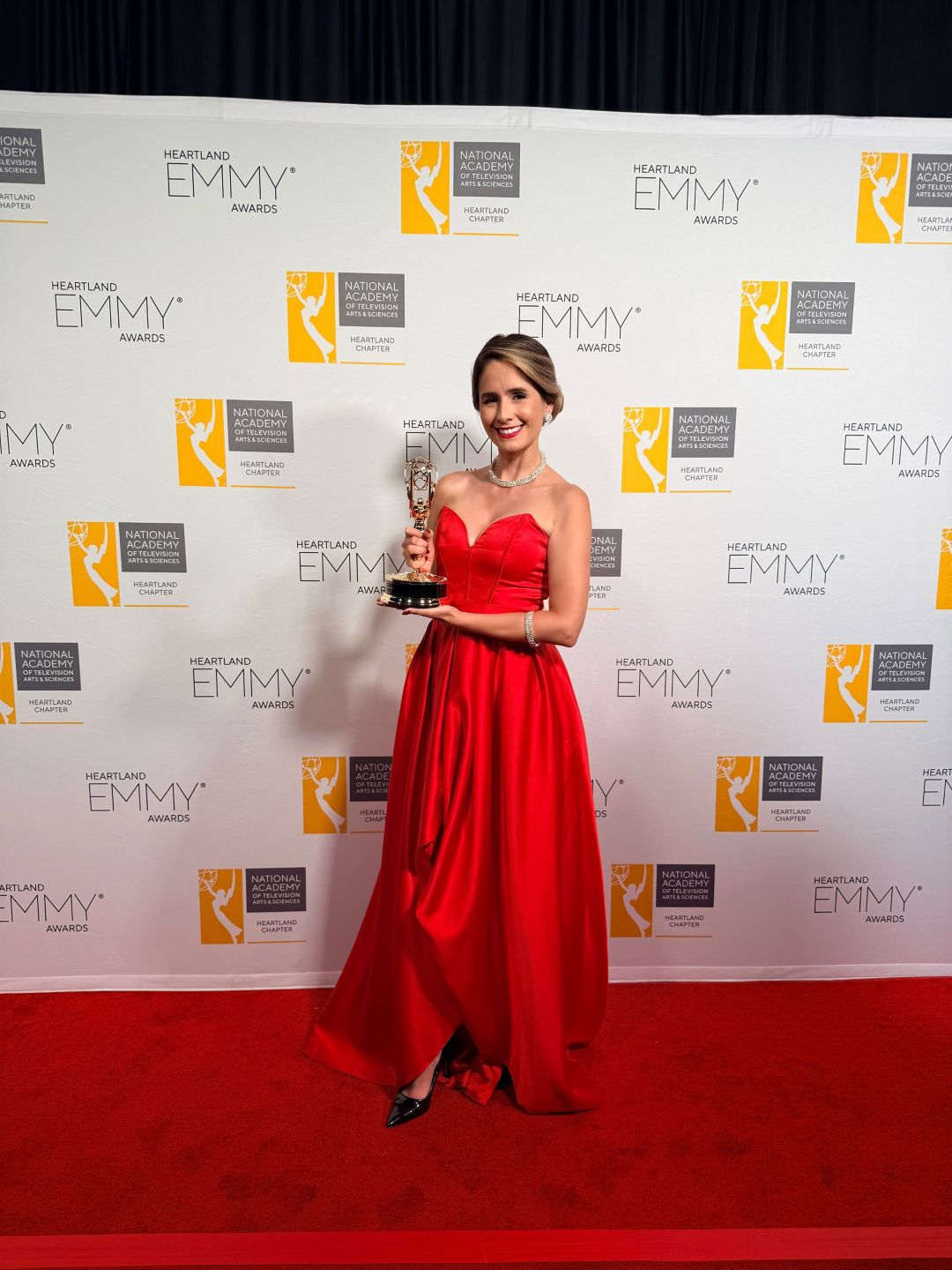 Foto egresada premio emmy 
