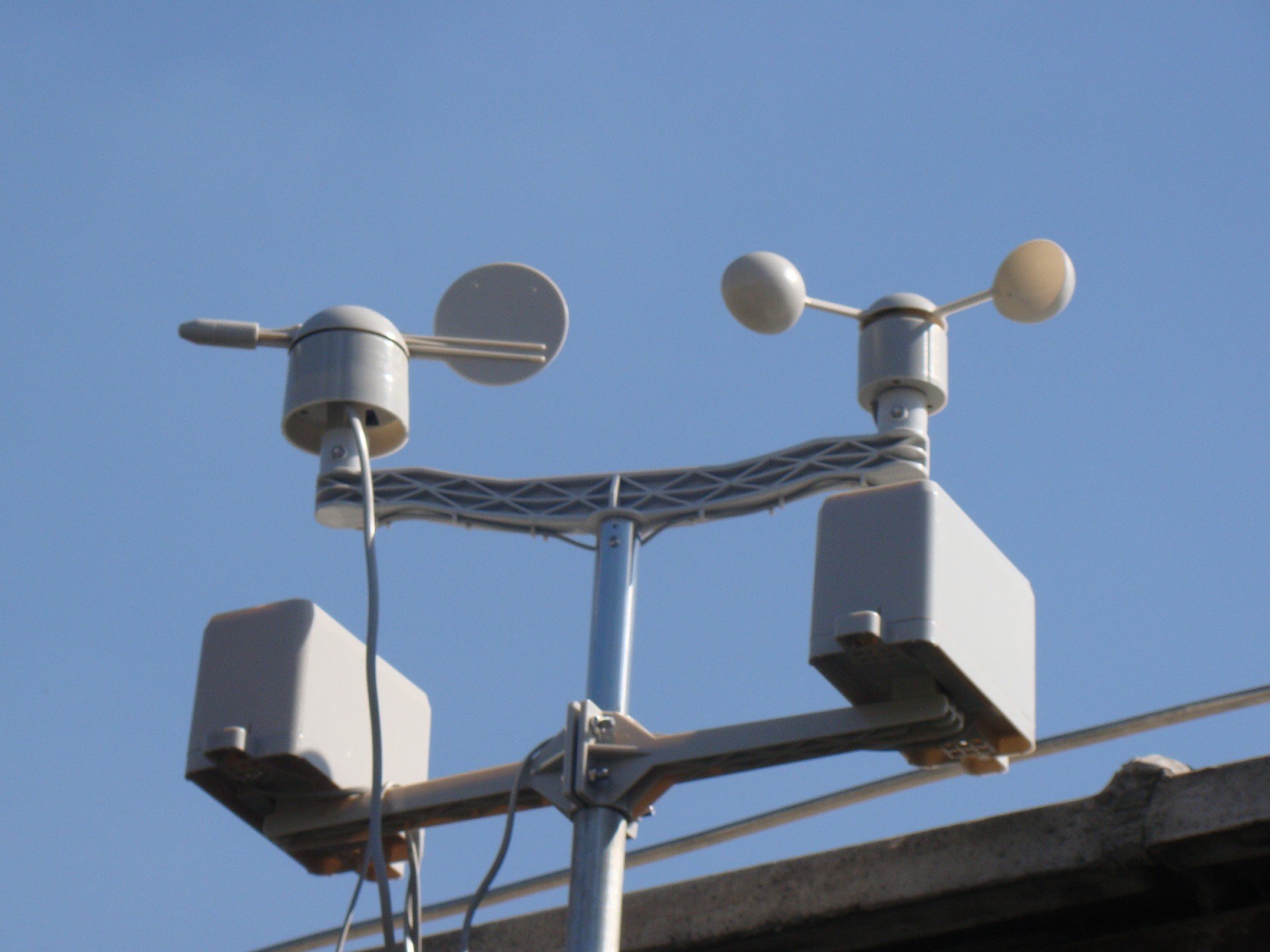 Estación meteorológica para medición de radiación solar, velocidad del viento y calidad del aire instalada en UPB