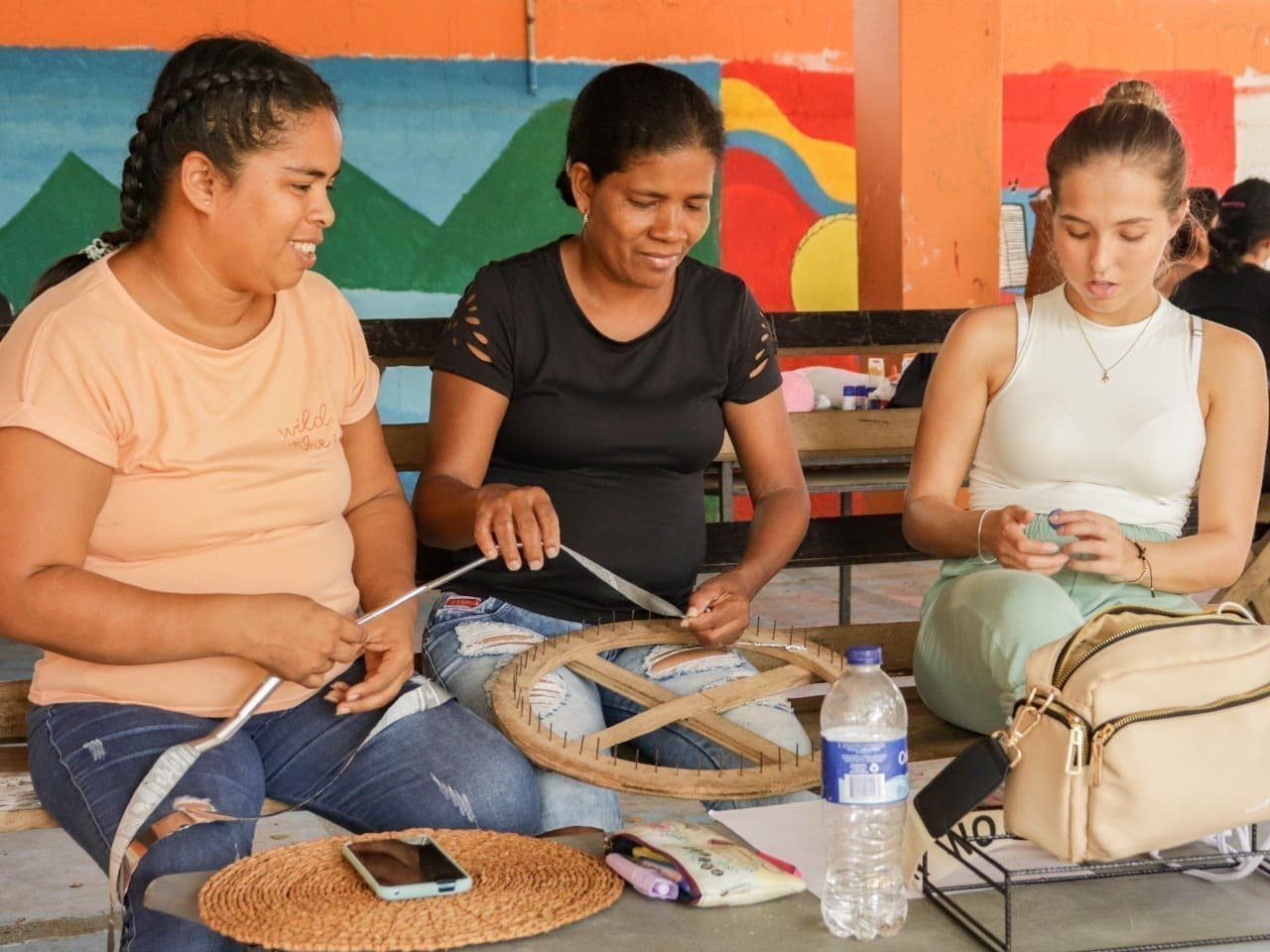 Artesanas y estudiante de Vestuario reunidas para cocrear