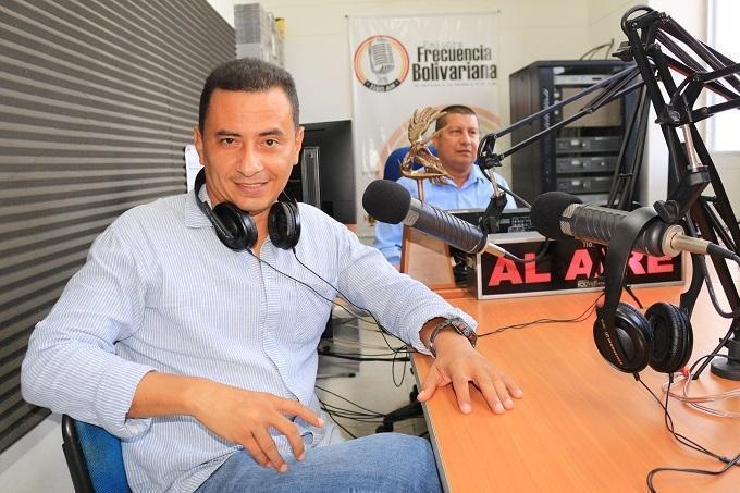 Óscar Sánchez en la cabina radial de Frecuencia Bolivariana