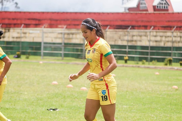 Sara Toro Castrillón en la cancha de fútbol