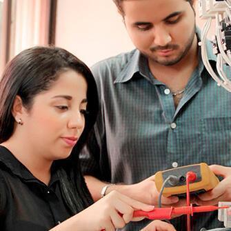 Ingenieros Electrónicos trabajando en la UPB