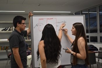 Estudiantes aprendiendo matemáticas