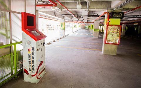 Punto de recarga en el edificio de Parqueaderos