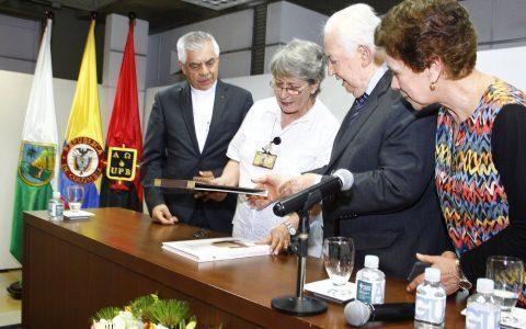 Belisario Betancur con el Rector de la UPB