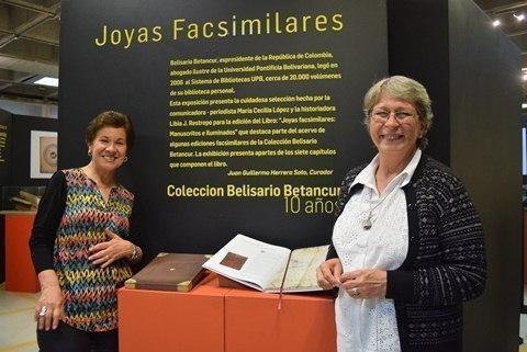 Libia restrepo y María Cecilia López posan al lado de uno de los libros que salen en la publicación.