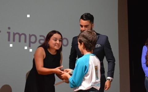 Lina Hoyos recibiendo el premio a investigación de mayor impacto