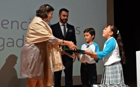 María Patricia Arbeláez recibiendo el galardón