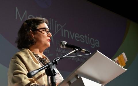 La doctora Arbeláez dirigiendo unas palabras por su homenaje