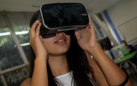Estudiante experimenta con gafas de realidad virtual