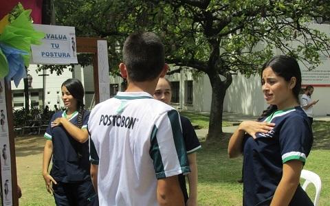Fisioterapeuta con estudiante evaluando la postura de éste
