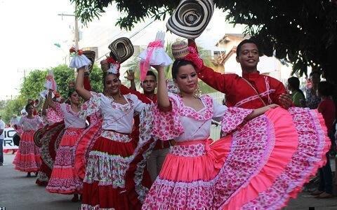 Comparsa de la UPB Montería en la Parada Folclórica