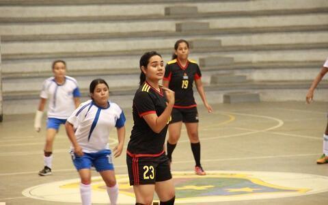 Dos jugadoras del equipo de UPB Palmira y dos del equipo contrario en medio de un torneo
