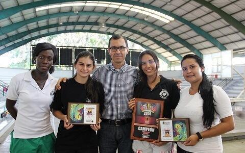 Capitanas de los equipos con su placa de premiación al lado del Rector encargado de UPB Palmira