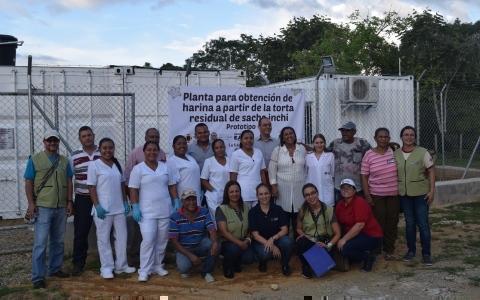 grupo participante al frente de la planta