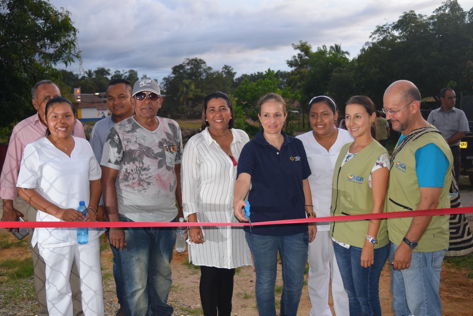 docente cortando la cinta protocolaria