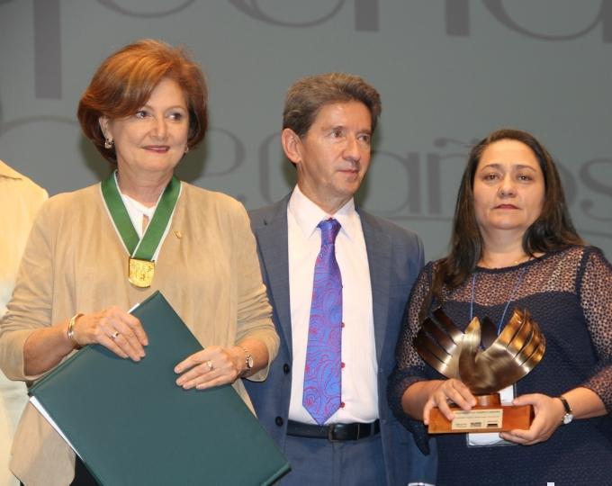 Maragrita Enid Ramírez y Pilar Velilla, dos mujeres de la Universidad Pontificia Bolivariana premiadas con en el galardón Antioqueña de Oro 2017.