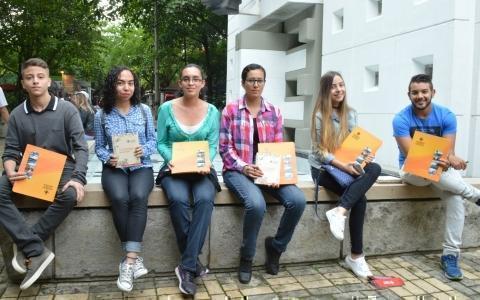 Estudiantes en la fuente contigua a la Biblioteca Central