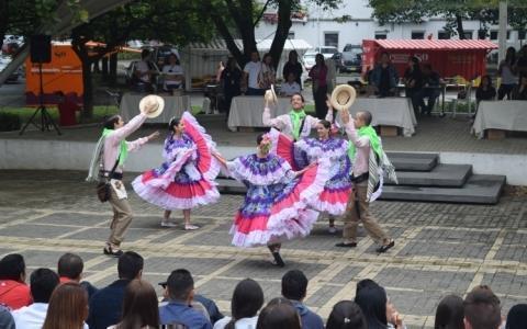 Los asistentes disfrutaron de bailes típicos