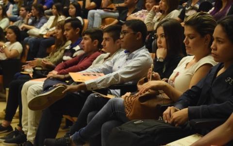 Estudiantes nuevos de pregrado en el Aula Magna