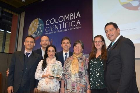 El equipo de NanoBioCáncer recibiendo el aval por parte de Colombia Científica como programa de salud enfocado en la prevención y promoción de cáncer de colon. 