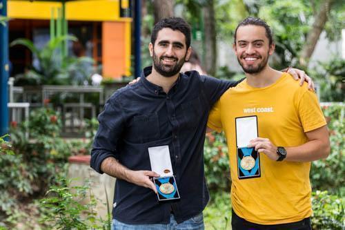 Felipe Raad (izquierda) y Juan Pablo Vargas (derecha) muestran las medallas de oro obtenidas. Ganadores Talent Estudiantes Digital