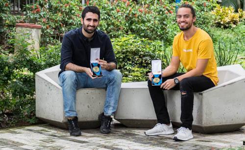 Felipe Raad (izquierda) y Juan Pablo Vargas (derecha) muestran las medallas de oro obtenidas. Ganadores Talent Estudiantes Digital