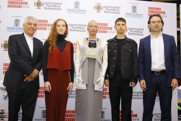 Juan Carlos López y Valeria Peláez los estudidantes de Diseño de Vestuario, ganadores del Concurso para vestir a loa Robot Sophia.