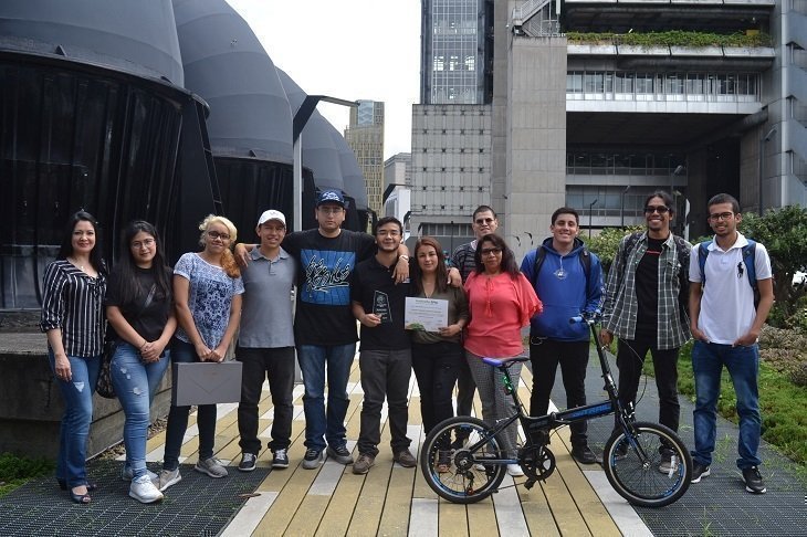 Ganador de Innóvate EPM 2019 con familia y amigos