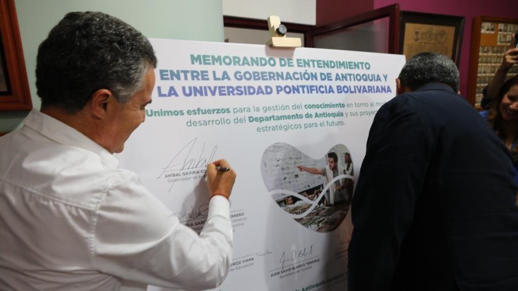 GOBERNADOR FIRMA