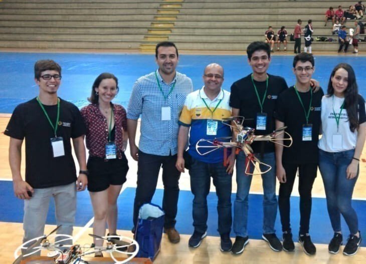 Equipo conformado por los estudiantes Manuela Lopera, Sebastián Ruiz, Juan Alejandro Rojas, Justiniano Olmos y Andrés Benitez, bajo la dirección del profesor Juan Pablo Alvarado de Ingeniería Aeronáutica.