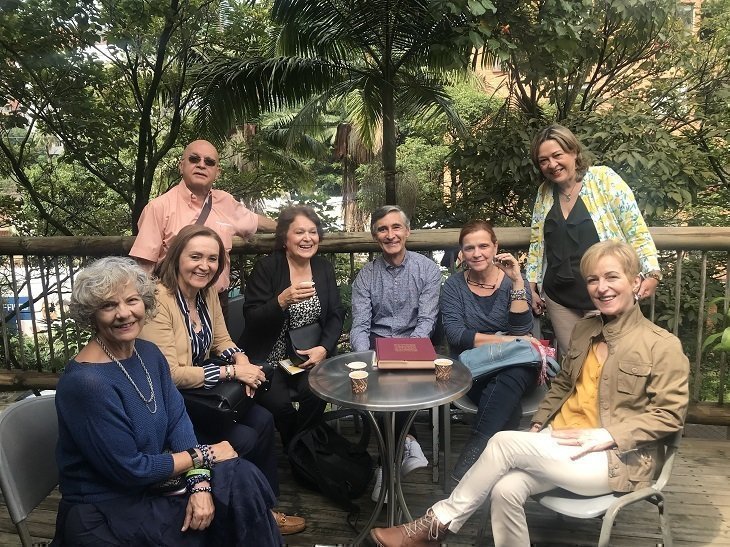 Grupo de Casa de la Felicidad en sede de Formación Continua Patio Bonito, Poblado.