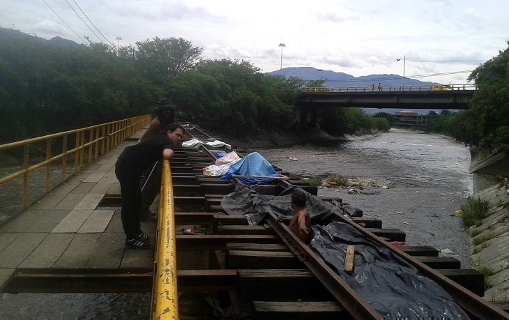 Habitantes de calle sobre el río Medellín.