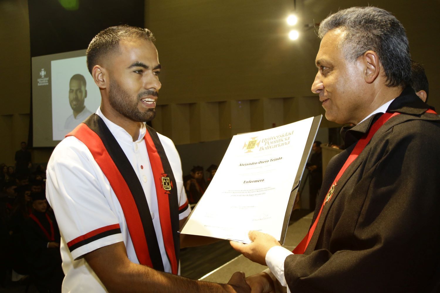 hombre enfermero graduado