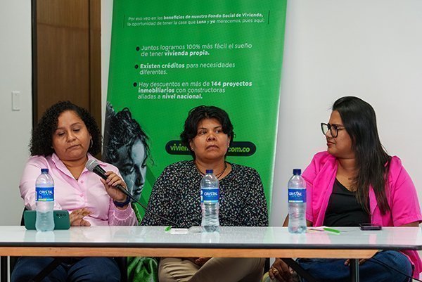 Conversatorio, el rol de las mujeres en la ingeniería, en la foto la doctora María Concha, la profesora Beatriz Hernández y la egresada Laura Guzmán.