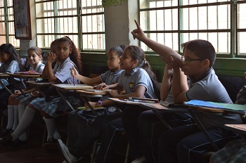 Niños participando
