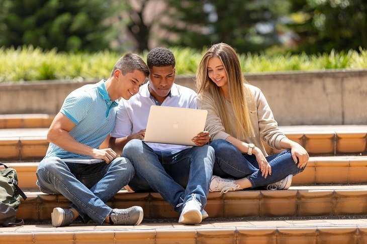 Estudiantes navegando el computador