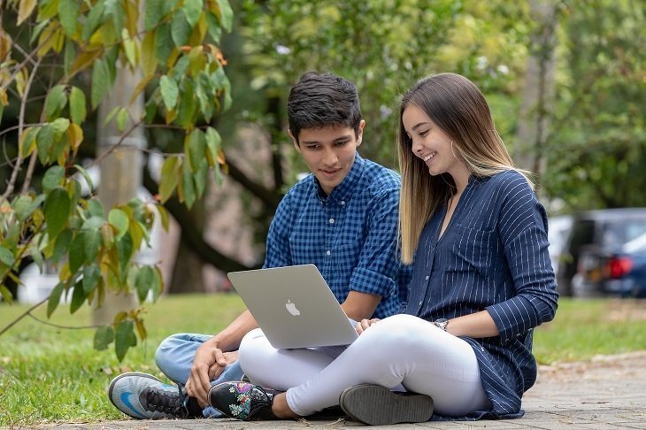 Jóvenes interactuando con un computador