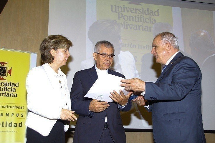 Dir.regional Icontec Adriana Alonso, Rector de la UPB Pbro. Julio Jairo Ceballos Sepúlveda y Dr. Hector Arango, presidente consejo directivo Icontec.