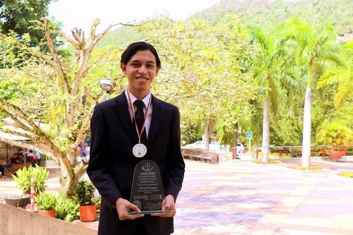 Camilo Fernando Suárez Ortega, estudiante de VII semestre de la Facultad de Derecho de la UPB Bucaramanga 