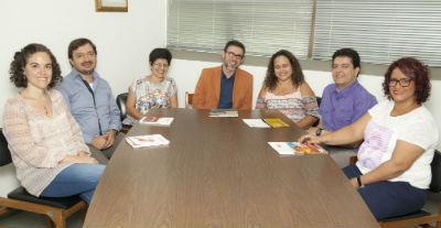 Grupo de profesores reunidos en una mesa