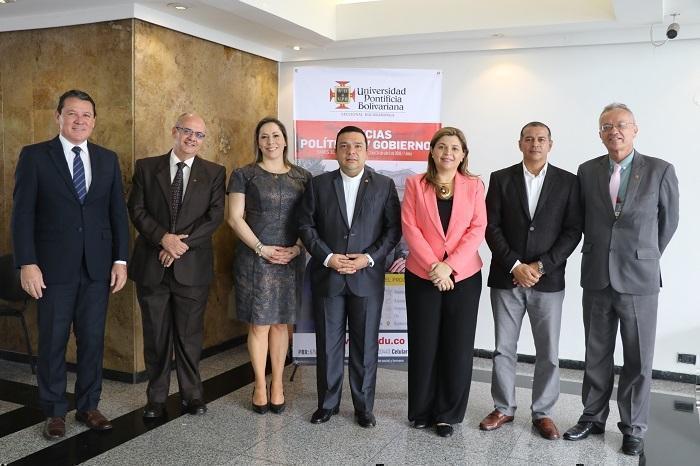 Directivos de la UPB en el lanzamiento de ciencias políticas