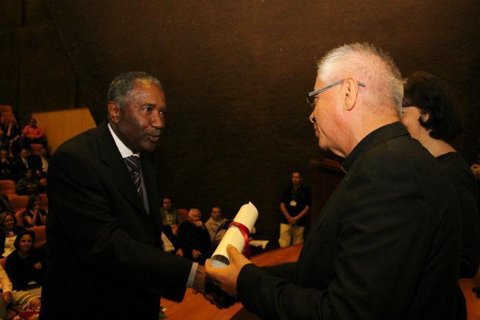 Simón Hinestroza recibe de manos del Rector su diploma de Espíritu Bolivariano
