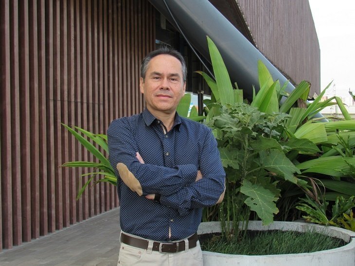 Juan Guillermo Pérez, rector del ITM en instalaciones de Mova 