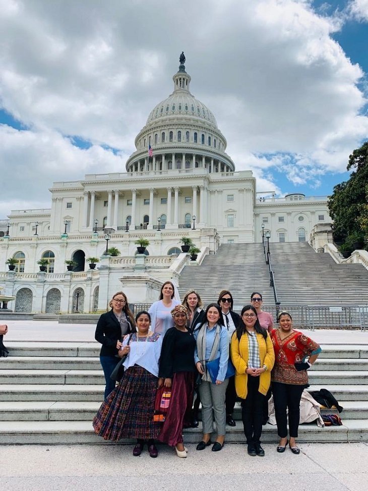 Mujeres líderes a las afueras de La Casa Blanca 