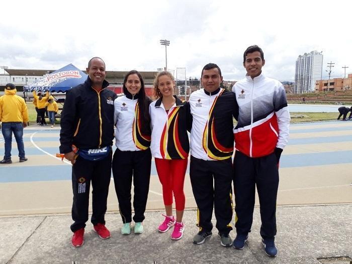 Karen con la delegación de deportistas UPB en ASCUN 2017